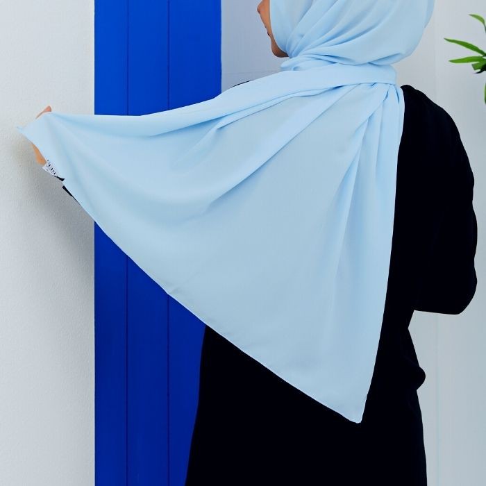 Hijab a enfiler soie de medine bleu ciel Hijab a enfiler soie de medine bleu ciel