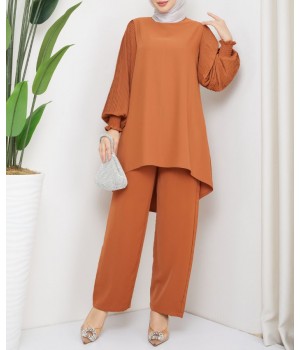 ensemble femme voilée de couleur brique